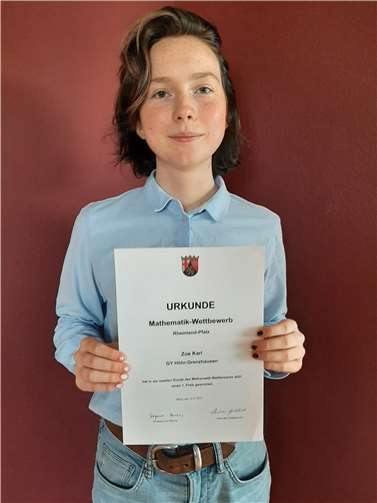 Zoe Karl mit ihrer Urkunde. Foto: privat