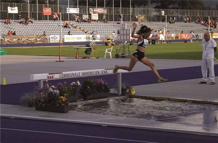 Zoë Krischer aus Oberzissen mit kräftigem Sprung über dem Wassergraben. privat