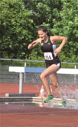 Zoë Krischer mit Kraft und Schnelligkeit über den Wassergraben zur DM-Norm.privat