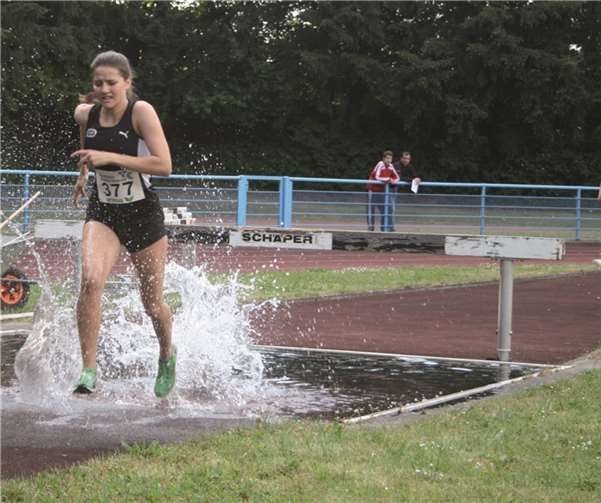 Zoë Krischer pariert den Wassergraben.privat