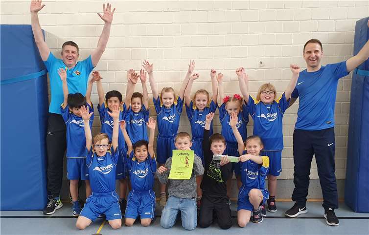 Zoe Meyen, Jana Walter, Alina Stuckert, Samira Weber, Lera Kosel, Michael Urnyshev, Filippo Da RE, Husen Osman, Rayan Kalot, Djamel Guebli, Bach Nguyen und Joschuar Theimer freuen sich mit ihren Trainern über den Erfolg. Foto: privat