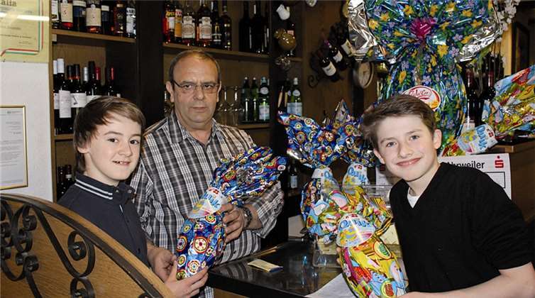 Zogen die Gewinner der Oster-Tombola: Inhaber Bartolomeo Moretti mit Laurenz (links) und Philipp. Für die Jungs gab’s noch einen Sonderpreis. rere