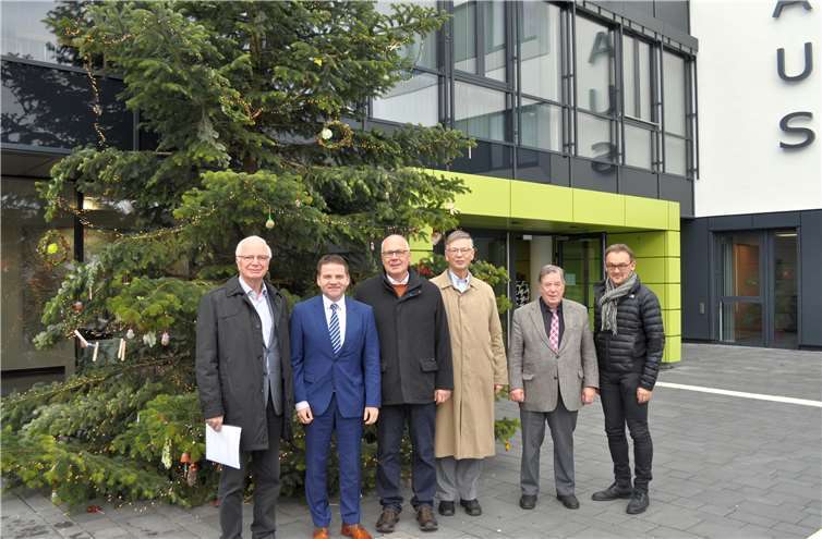 Zogen ein Resümee der guten Taten beim Jahresgespräch im Rathaus (v. l.): Joachim Krüger, Holger Jung, Jürgen Antwerpen, Manfred Weizbauer, Ehrhard Knauer und Andreas Jung. Foto: Stadt Meckenheim