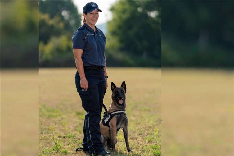 Nach 12 Jahren als Rauschgiftspürhund geht Cobra in den Ruhestand Zollhündin Cobra mit ihrer Hundeführerin Carolin Killius.Foto: Zollamt Koblenz