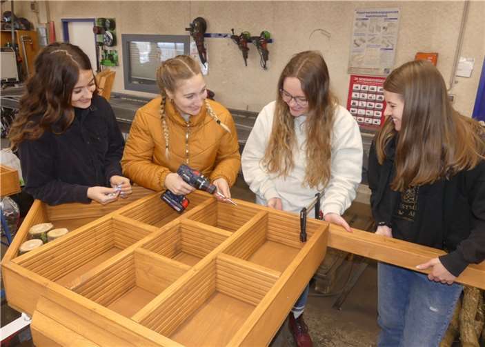 Zollstock und Akkuschrauber waren bei der Hotelmontage gefragt, die diesmal gegenüber den Weingläsern den Vorzug erhielten.  Foto: TE