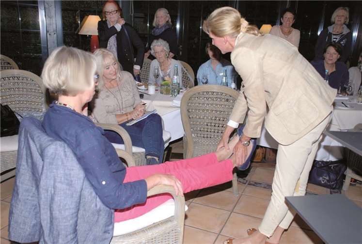 Zontian Dr. Patricia von Landenberg veranschaulicht die diagnostische Vorgehensweise bei orthopädischen Zusammenhängen. Privat