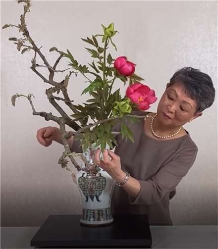 Zoo Lan Lee-Rötter gibt einen Ikebana-Workshop.