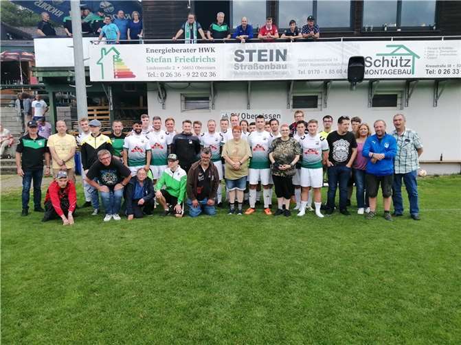 Zu Abschluss gab es für die Gäste der Lebenshilfe noch ein gemeinsames Mannschaftsfoto mit dem Team des SV Oberzissen. Quelle: SV Oberzissen