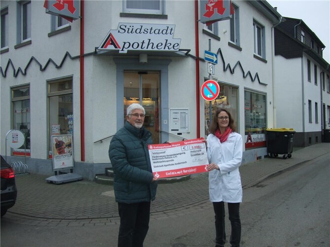 Zu Beginn der Adventszeit hat die Südstadt Apotheke Andernach ihre traditionelle Weihnachtsspende von 1000,00 Euro in diesem Jahr an den Förderverein Hospizbewegung Andernach-Pellenz e.V. übergeben. Foto: Peter Holly / Förderverein
