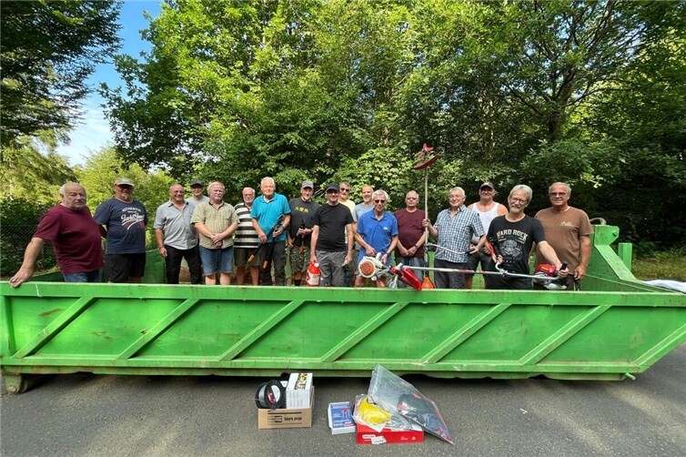 Zu Beginn der Arbeiten war der von Landwirt Paul Boden bereitgestellte Container noch leer. Nach Abschluss des Einsatzes war auch dieser wieder prall gefüllt und Teilstrecken von Wanderwegen gepflegt. Hierbei kamen auch erstmals die mit Leader-Mittel „Ehrenamtliches Bürgerprojekt“ finanzierten Geräte zum Einsatz.