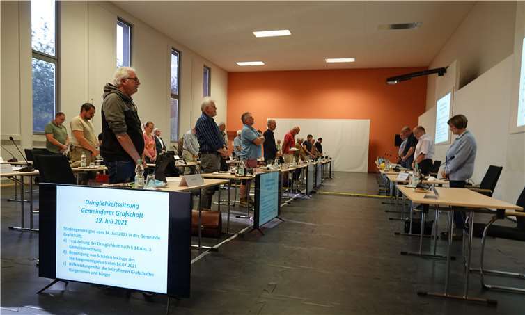 Zu Beginn der Dringlichkeitssitzung hielt der Grafschafter Gemeinderat eine Gedenkminute für die Opfer der Flutkatastrophe ab.Foto: Jost