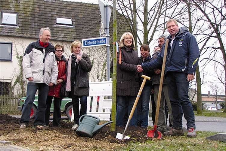 Zu Beginn der Eichenstraße wurde nun eine Eiche gepflanzt. privat
