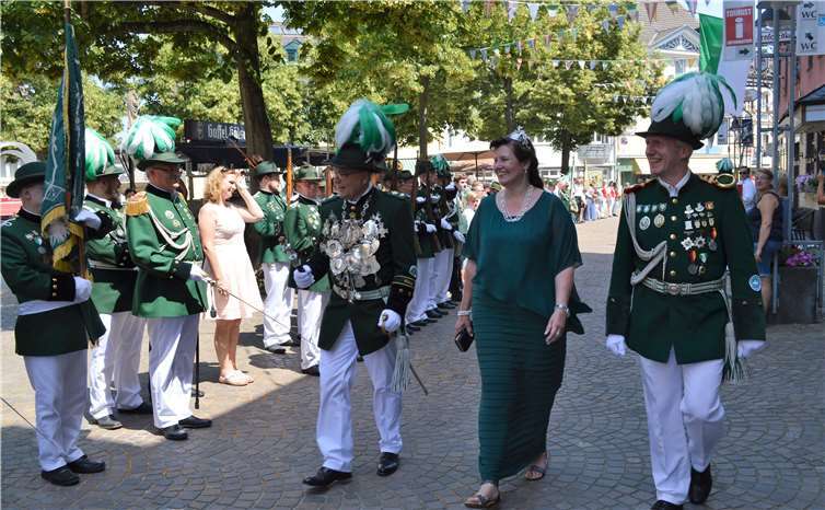 Zu Beginn der Feierlichkeiten auf dem Marktplatz schritt Adjutant Tommy Pieper mit dem scheidenden Königspaar Gereon und Bettina Wickord die Front der angetretenen Schützen ab.