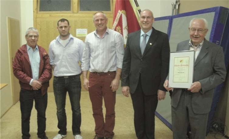 Zu Beginn der Jahreshauptversammlung wurden Helmut Gross, Rafael Pütz und Fred Pretz für ihre langjährige Mitgliedschaft geehrt, Horst Zimniok wurde zum Ehrenmitglied ernannt. privat