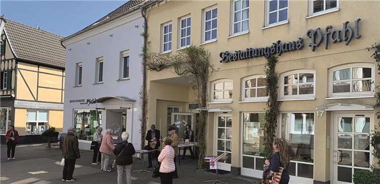 Zu Beginn der Pandemie mit dem Virus Covid-19 standen Ende April die Menschen in der Rheinbacher Weiherstraße Schlange.Fotos: privat