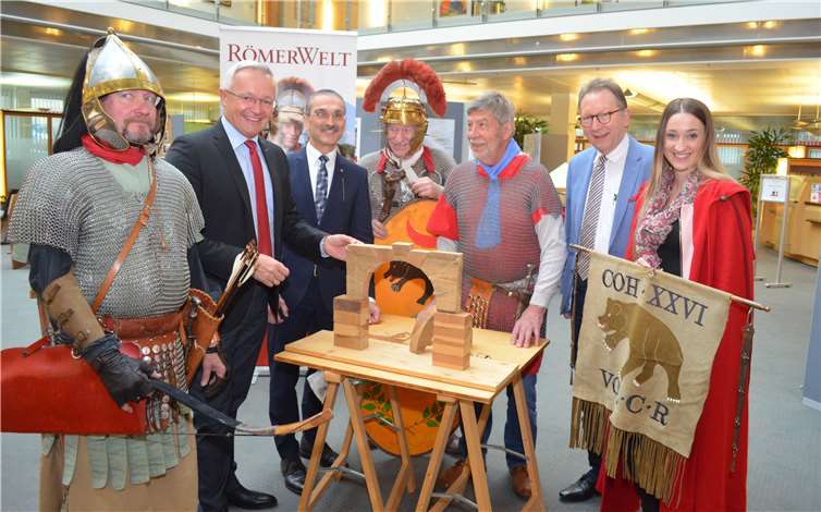 Zu Beginn der Präsentation wurde den Gästen durch Limescicerone Manfred Müller an einem Modell die Beschaffenheit eines mörtellos gefügten römischen Bogens demonstriert. privat