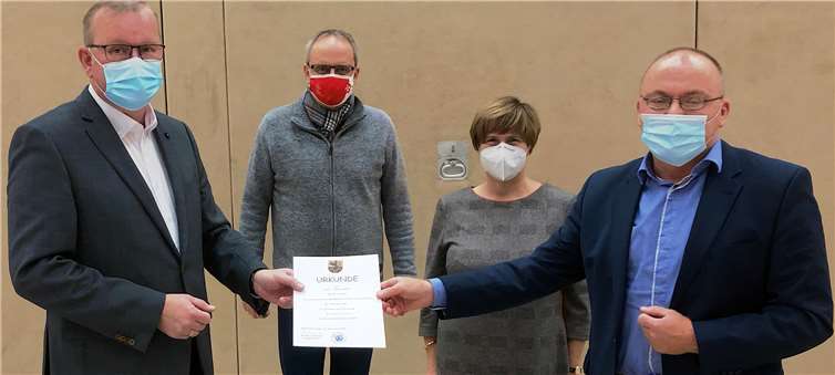 Zu Beginn der Sitzung des Grafschafter Gemeinderats übernahm der 1. Beigeordnete Michael Schneider (rechts) die förmliche Ernennung von Bürgermeister Achim Juchem (links). Es gratulierte außerdem die Beigeordneten Ingo Derz und Martina Münch. Foto: Jost
