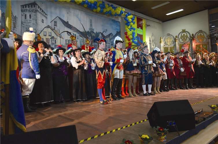 Zu Beginn der Sitzung kamen alle närrischen Korporationen auf die Bühne. HEP