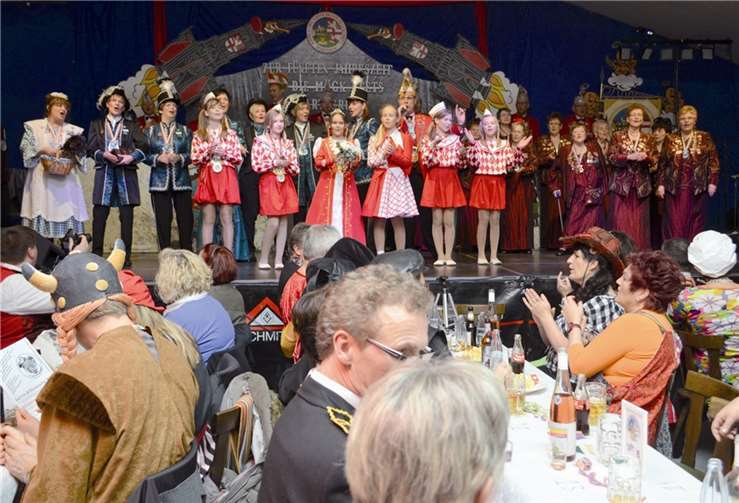 Zu Beginn der Sitzung versammelten sich viele Akteure auf der Bühne. Unter ihnen auch Kinderprinzessin Anne Sophie.  HEP