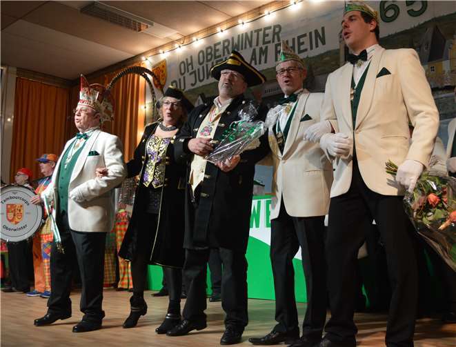 Zu Beginn der Sitzung wurde Bürgermeister Herbert Georgi, mit Gattin Andrea, auf dieBühne gebeten. Sie wurden mit einem Glasbild und einem Orden ausgezeichnet. Fotos: -AB-