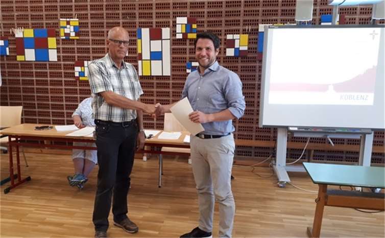 Zu Beginn der Sitzung wurde mit Wolfgang Pelz (SPD) ein neues Ortsbeiratsmitglied durch Ortsvorsteher Thomas Roos vereidigt. Foto: privat