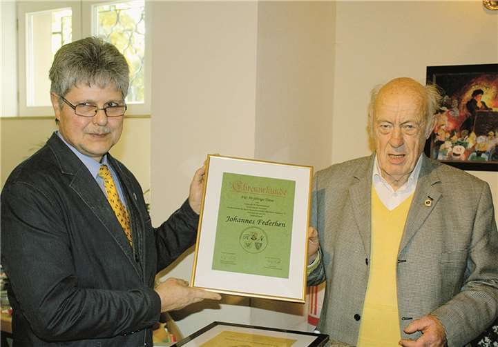 Zu Beginn der Vereinsschau zeichnete der stellvertretenden Landesvorsitzenden des Kaninchenzuchtverbandes, Nobert Pitsch, den Vorsitzenden Johannes Federhen für 50-jährige Treue mit einer Ehrenurkunde aus.DL