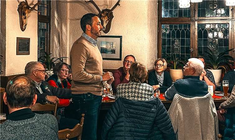 Zu Beginn der Weihnachtsfeier in der Gaststätte „Zum Franziskaner“ begrüßte Christian Greiner die Gäste und Mitglieder der FWG Andernach. Foto: FWG Andernach e.V.