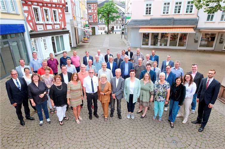 Zu Beginn der konstituierenden Sitzung traf sich der neue Verbandsgemeinderat auf dem Großen Markt in Montabaur zum Gruppenfoto. Auf dem Bild fehlen: Carmen Diedenhoven, Christof Frensch, Erich Herbst und die Nachrückerin Sigrun Thon.  Foto: VG Montabaur / Stephan Gros