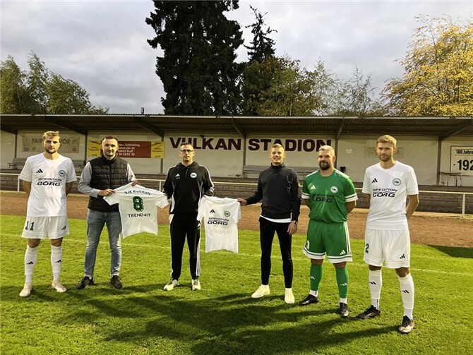 Zu Beginn der neuen Saison konnten die neuen Mannschaftstrikots mit großer Freude und Stolz präsentiert werden. Foto: privat