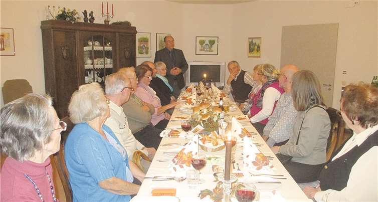 Zu Beginn des Dankeschön - Essens dankte Einrichtungsleiter Heinz Adams den ehrenamtlichen Helfern für ihr vielfältiges Engagement.Privat