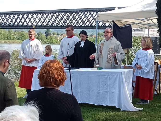 Zu Beginn des Festes wurde dem kirchlichen Anlass gerecht, von der evangelischen Pfarrerin Marina Stahlecker-Burtscheid und dem katholischen Gemeindepfarrer Thomas Gerber ein ökumenischer Gottesdienst gehalten, der den Besuchern auch durch die Predigt von Marina Stahlecker-Burtscheid und den netten Worten von Thomas Gerber viel Freude bereitet. Quelle:Männerchor Urmitz