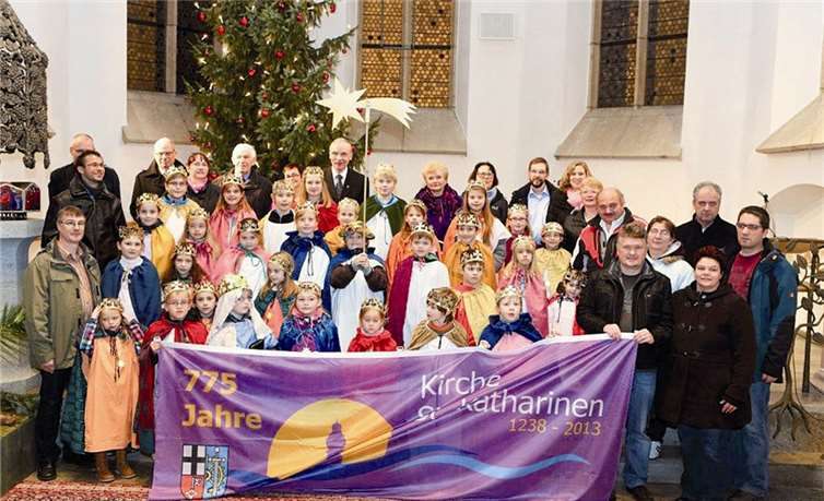 Zu Beginn des Jubiläumsjahres überreichte Bürgermeister Willi Knopp dem Pfarrgemeinderat, vertreten durch dessen Vorsitzenden Johannes Over, ein Banner mit einem für den Anlass neu entworfenen Logo.  Privat