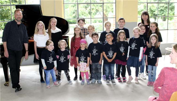 Zu Beginn des Kinderkonzerts stellten Marc Unkel und Svetlana Winnekes die jungen Musiker den Zuschauern vor. Fotos: DL