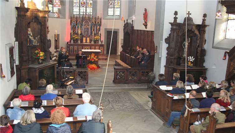 Zu Beginn des NachtLebens in Kloster Ehrenstein trafen sich die Teilnehmer in der Klosterkirche. Hier wurden sie unter anderem von Schwester Jutta Maria Musker begrüßt.Andrea Schulze