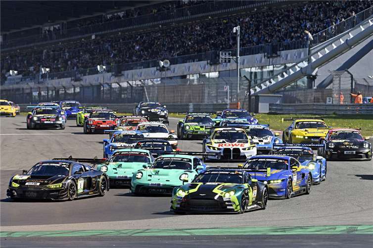 Zu Beginn des Rennens begeisterten packende Positionskämpfe die zahlreichen Fans. Fotos: BURG