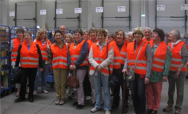 Zu Beginn des Rundgangs erhielt die Teilnehmerinnen Signalwesten, um in den riesigen Lagerhallen besser geschützt zu sein. privat