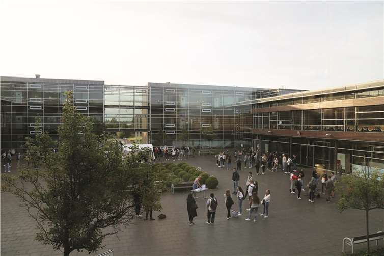 Zu Beginn des Wintersemesters 2021/2022 haben die Dekane der beiden Fachbereiche Mathematik und Technik (MuT) sowie Wirtschafts- und Sozialwissenschaften (WiSo) insgesamt 434 Studierende zum Semesterstart begrüßt. Foto: RheinAhrCampus Remagen