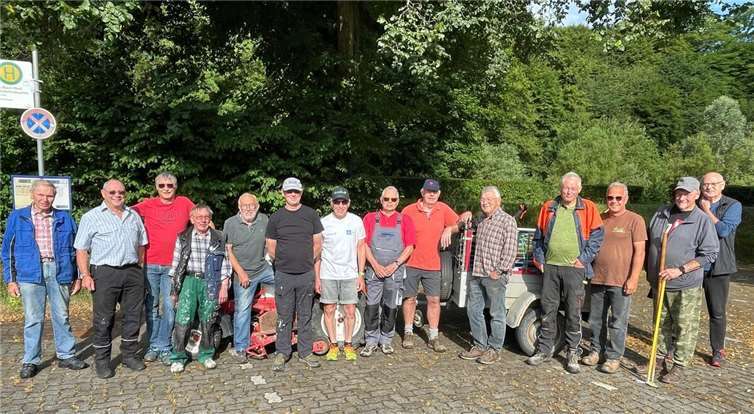 Zu Beginn des letzten Arbeitseinsatzes der Roßbacher Rentner sahen alle noch „frisch“ aus. Fotos: Rudolf Boden