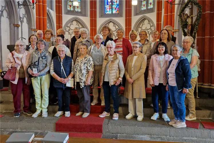 Zu Beginn des meditativen Gottesdienstes unter dem Thema Pilger der Hoffnung stellte die Vorsitzende der Hausener Frauengemeinschaft, Josi Siewert, die Geschichte und die Besonderheiten der St. Silvester-Kirche vor. Foto: Ulla Feit