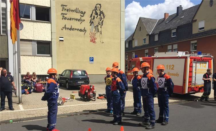 Zu Beginn des simulierten Einsatzes treten alle Mitglieder der Löschgruppe in einer bestimmten Formation an.