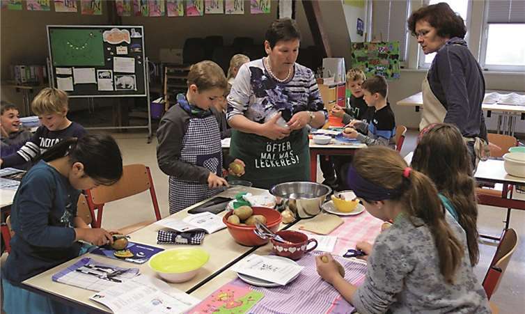 Zu Beginn hieß es fleißig Kartoffeln schälen. Dabei achteten Kursleiterin Elke Krause und Klassenlehrerin Nicole Keller sorgsam darauf, dass sich kein Kind verletzte.privat