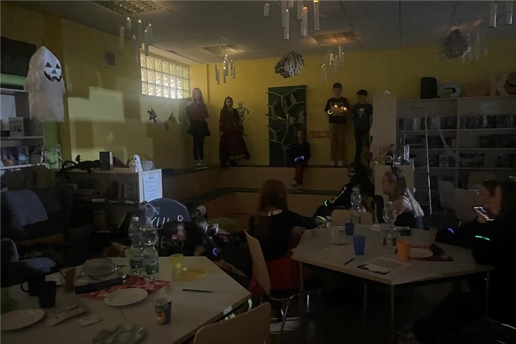 Zu Beginn lernten die Gäste den düsteren, nur von Kerzen erhellten Schulkeller kennen, in dem sie eine erste Mutprobe ablegen durften. Foto: privat