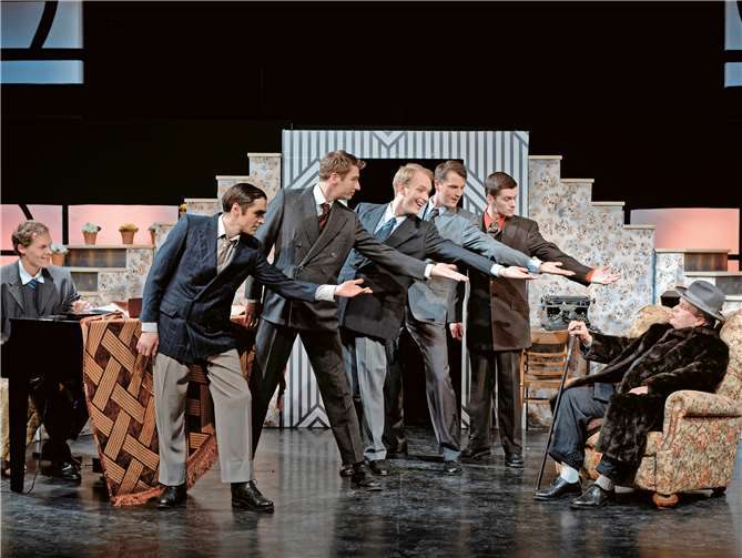 Zu Beginn müssen die Sänger viel Überzeugungsarbeit leisten.Foto: Schlosstheater