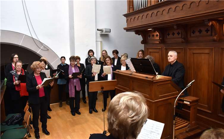Zu Beginn sang der Kirchenchor auf der Empore mit Peter Uhl an der Orgel.