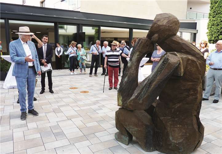 Künstlerisch hochkarätiges Projekt der Anne-Ehl-Stiftung lädt zum Verweilen ein Zu Beginn seiner ebenso fachkundig wie unterhaltsam gestalteten Führung erläuterte der Kunstkenner Bernhard Ehl zunächst die Bedeutung der Bronzeskulptur „Melancholikus“ des Künstlers Dietrich Klinge.