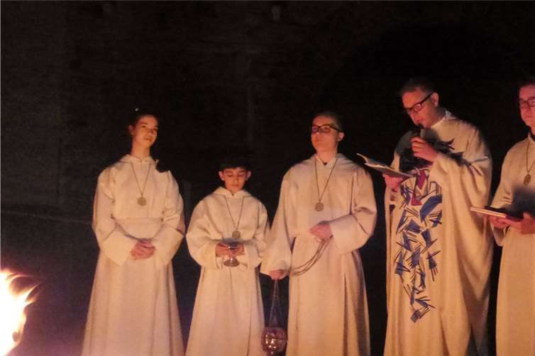 Zu Beginn versammelten sich die Christen um das Osterfeuer, an dem die Osterkerze entzündet wurde. privat