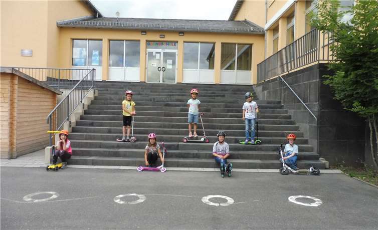Zu Besuch auf dem Schulhof der Grundschule. Hier konnten die Kids die unterschiedlichsten Fahrzeuge testen.
