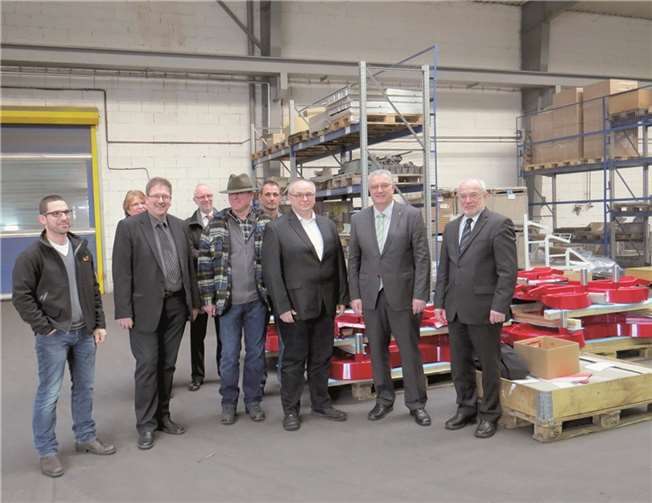 Staatssekretär überzeugte sich von Qualität „Made in Neuwied“ Zu Besuch bei KWL war Staatssekretär Uwe Hüser vom Wirtschaftsministerium (2. v. re.) gemeinsam mit Oberbürgermeister Nikolaus Roth (re.) und Neuwieds Wirtschaftsförderer Jürgen Müller (2. v. li.). Geschäftsführer Christoph Andes (3. v. rechts) unterstützt stets die innovativen Ideen seiner Mitarbeiter.privat