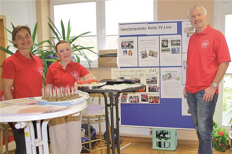 Zu Besuch bei den Waldbreitbacher Gesundheitstagen (von links): Anja Borchers (Vorsitzende), Ursula Brühl (QiGong-Übungsleiterin) und Georg Birkenbach (ehemaliger Geschäftsführer).privat