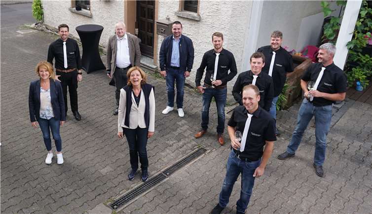 Zu Besuch beim Riesling-Kartell: (v.l.) Markus Busch, Karl Heinz Simon, Benedikt Oster, Nico Simonis, Matthias Lay (mittig), Dominik Busch, Tobias Dahm; vorne: Heike Raab, Malu Dreyer und Johannes Busch. Foto: privat